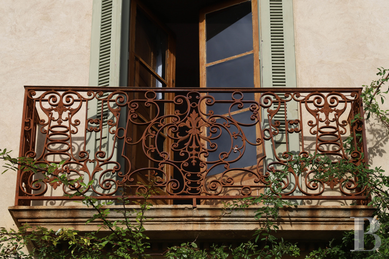 Dans les Alpes-de-Haute-Provence, au sud de Forcalquier, une maison de village traditionnelle et audacieuse - photo  n°49